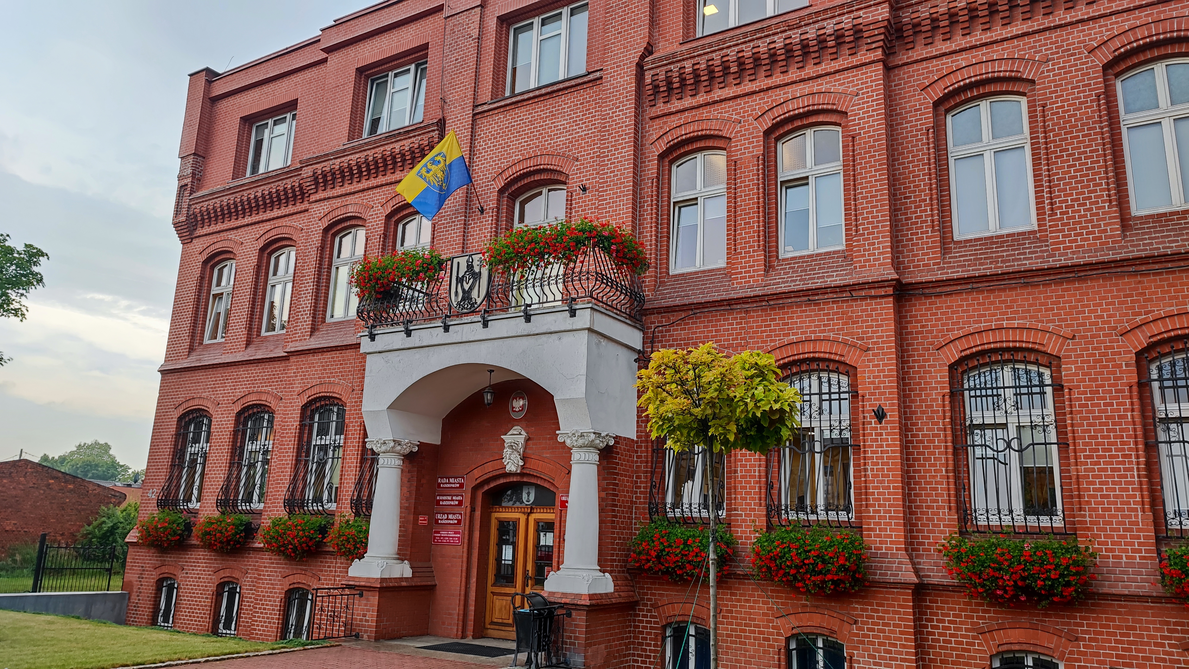 Budynek Urzędu Miasta Radzionków z wywieszoną flagą Górnego Śląska