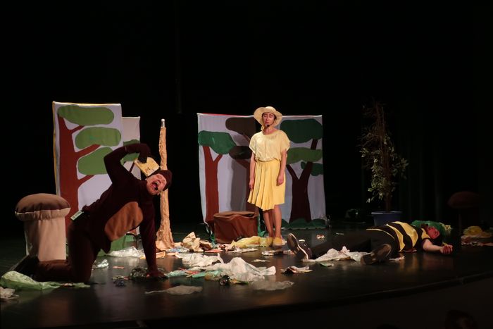 Aktorzy na scenie teatralnej podczas spektaklu "Cztery pory roku"