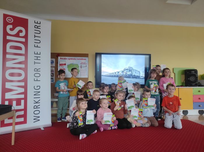 Dzieci pokazują dyplomy z eko segregacji