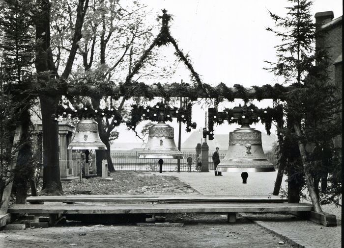 Historyczne zdjęcie trzech dzwonów kościelnych.