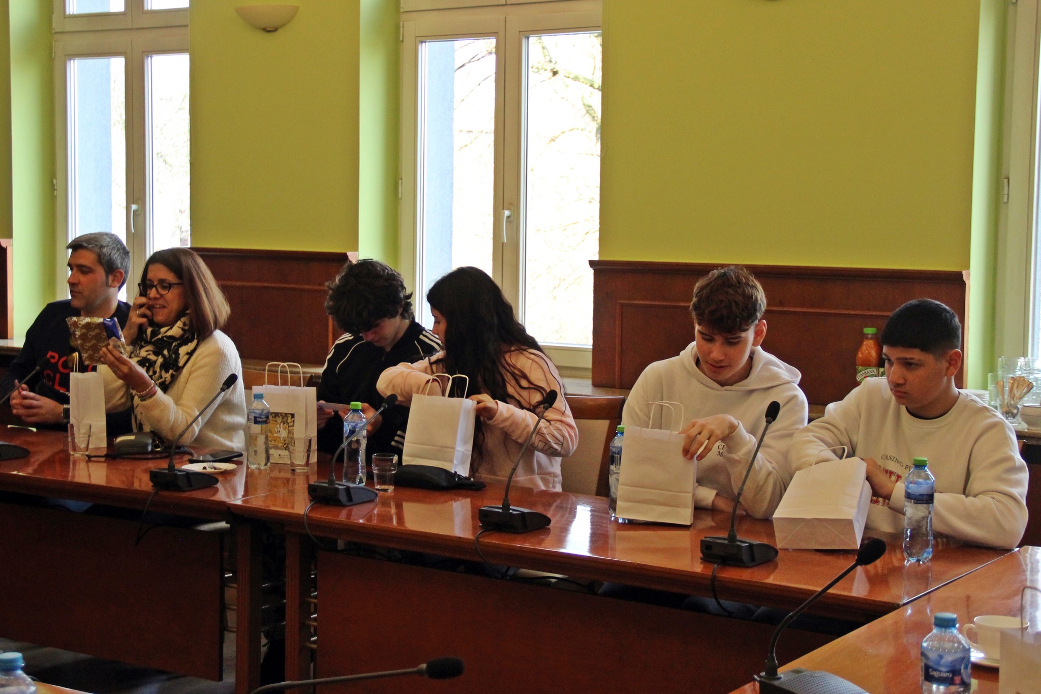 Młodzież ogląda upominki od Urzędu Miasta.