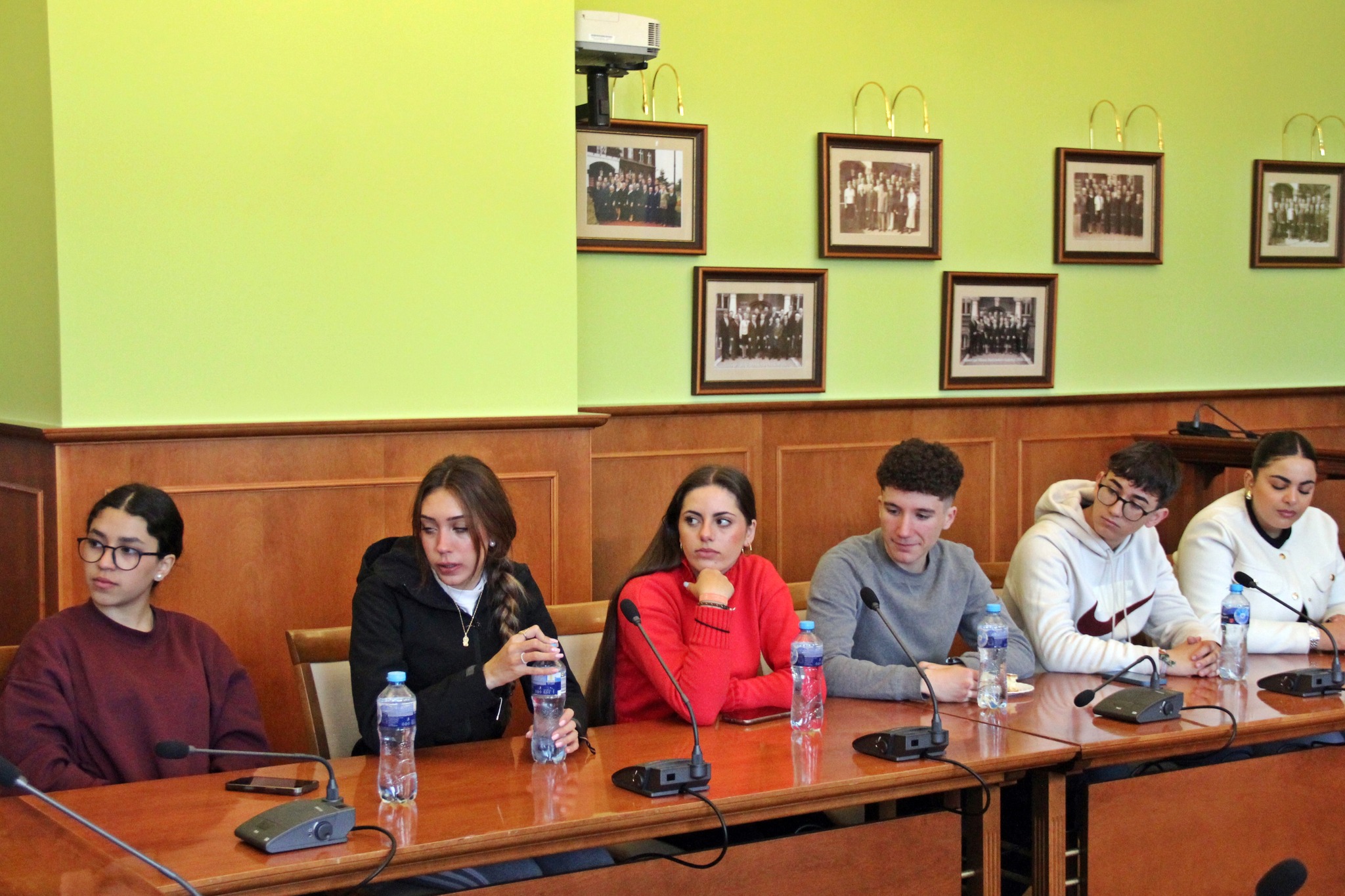 Młodzież z programu Erasmus+ wysłuchuje przedstawicieli miasta w Urzędzie Miasta.