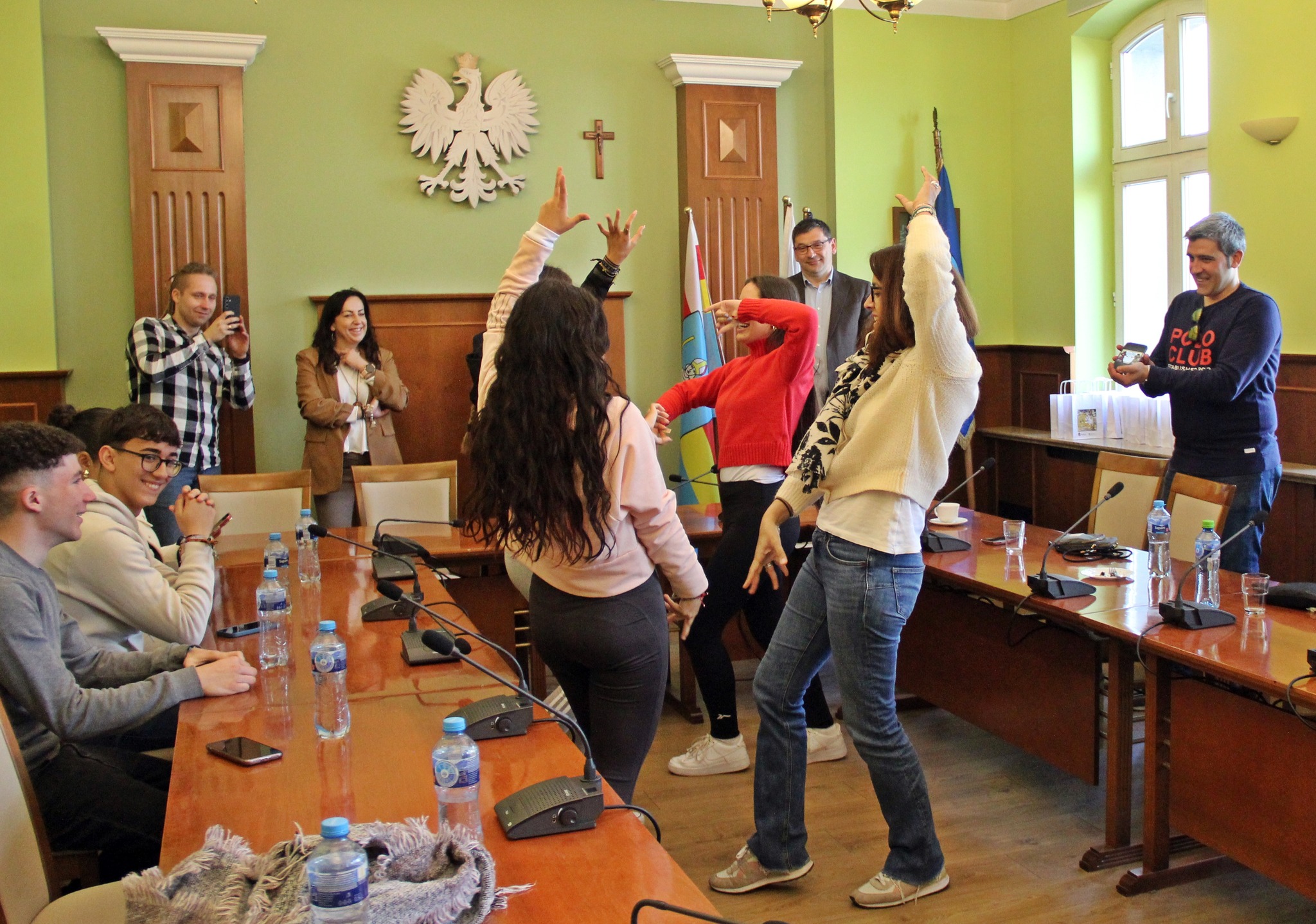 Młodzież z programu Erasmus+ tańczy w Urzędzie Miasta.