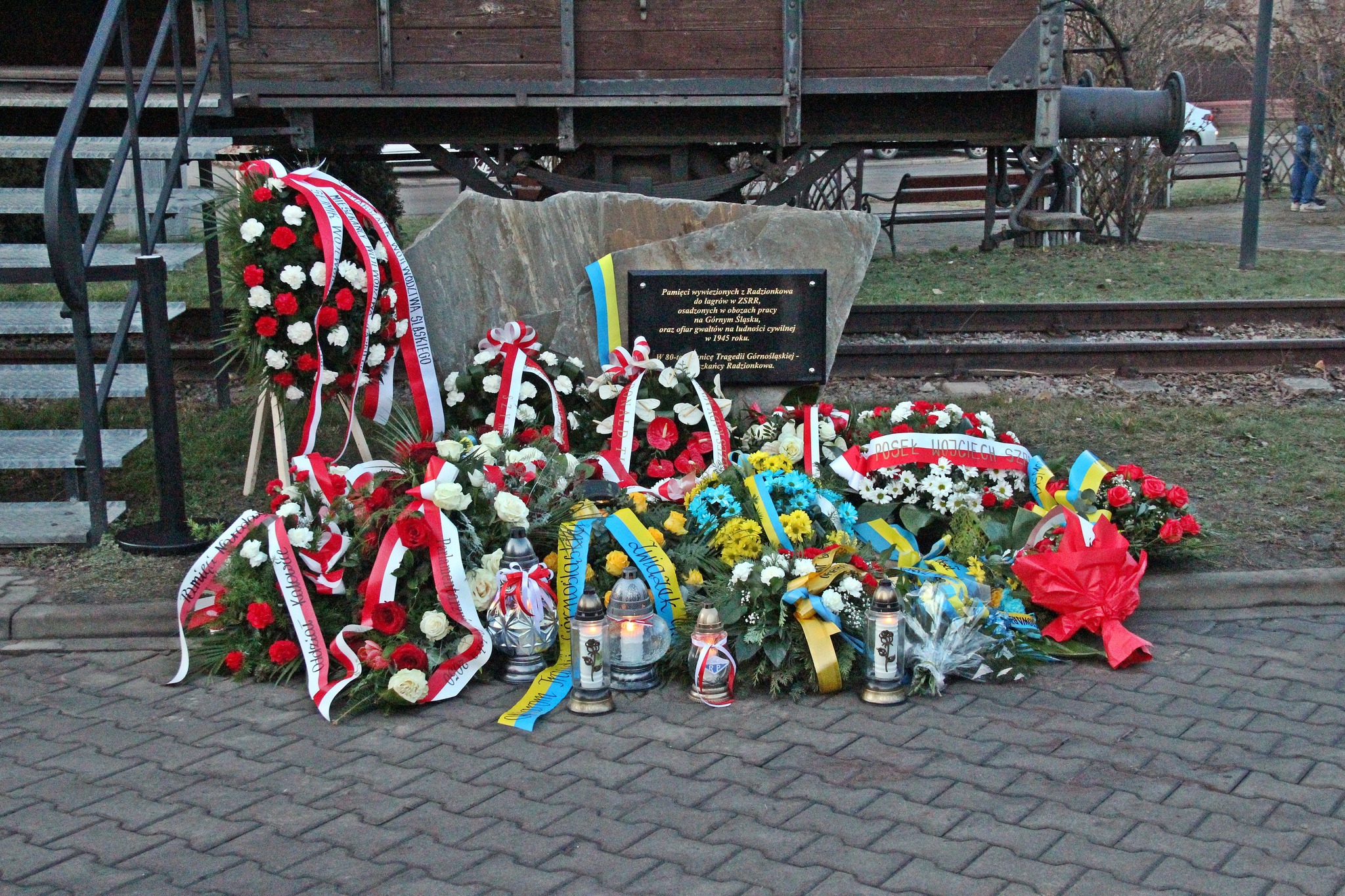 tablica upamiętniająca wywiezionych z Radzionkowa do łagrów w ZSRR