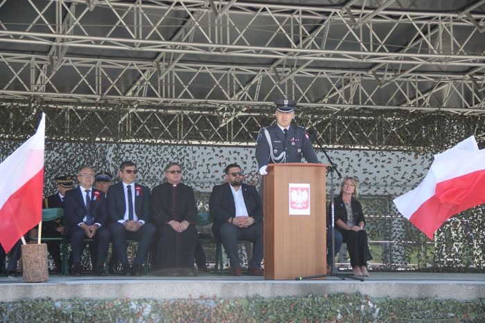 Przedstawiciel służb mundurowych wygłasza przemówienie na dniu flagi RP.