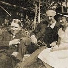 Emil siedzi z kobietą i mężczyzną