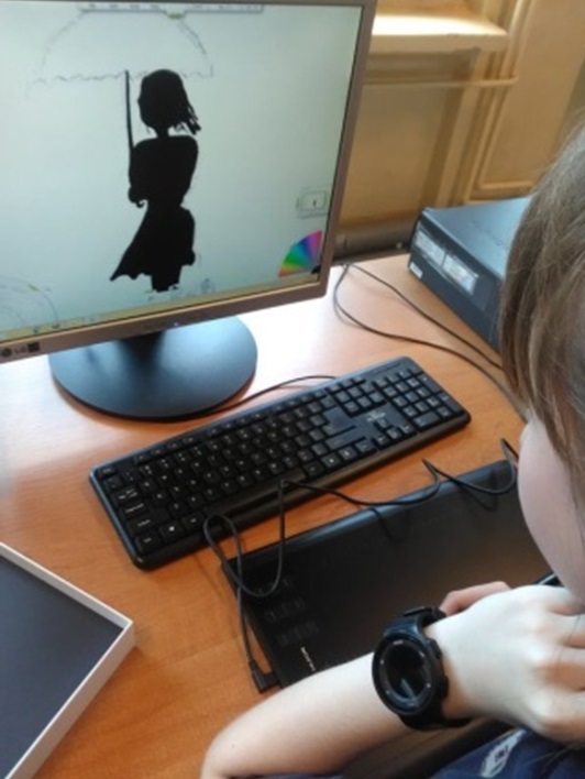 Dziewczynka rysuje w programie graficznym